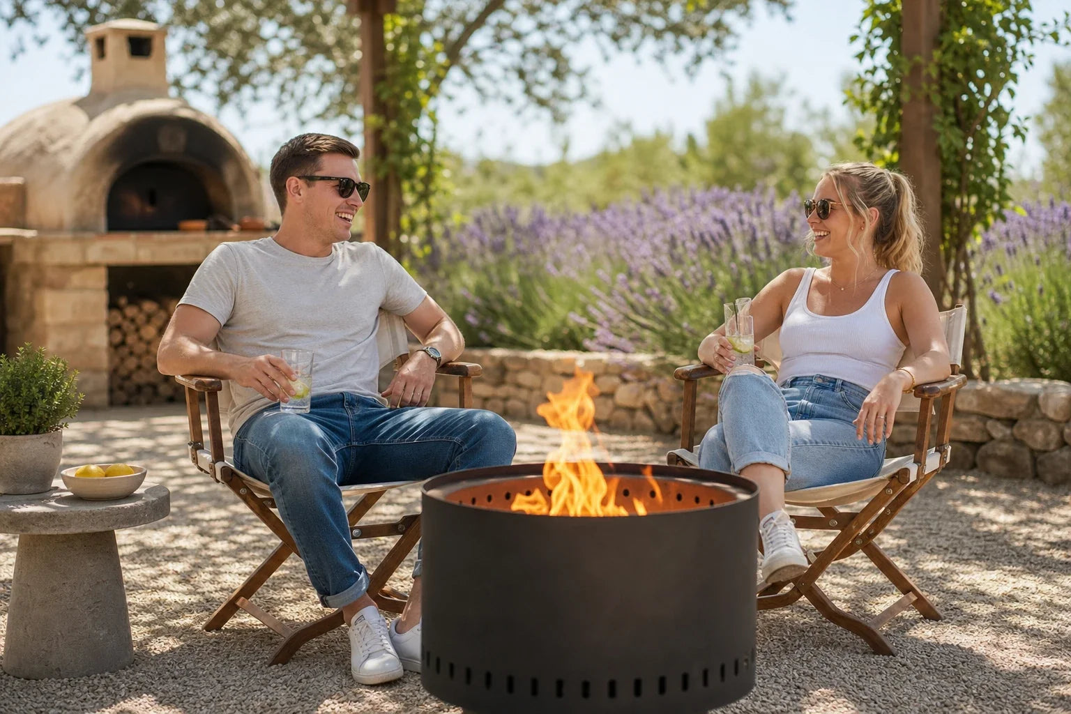Twee vrienden ontspannen bij een vuurschaal op een zonnig terras met lavendel